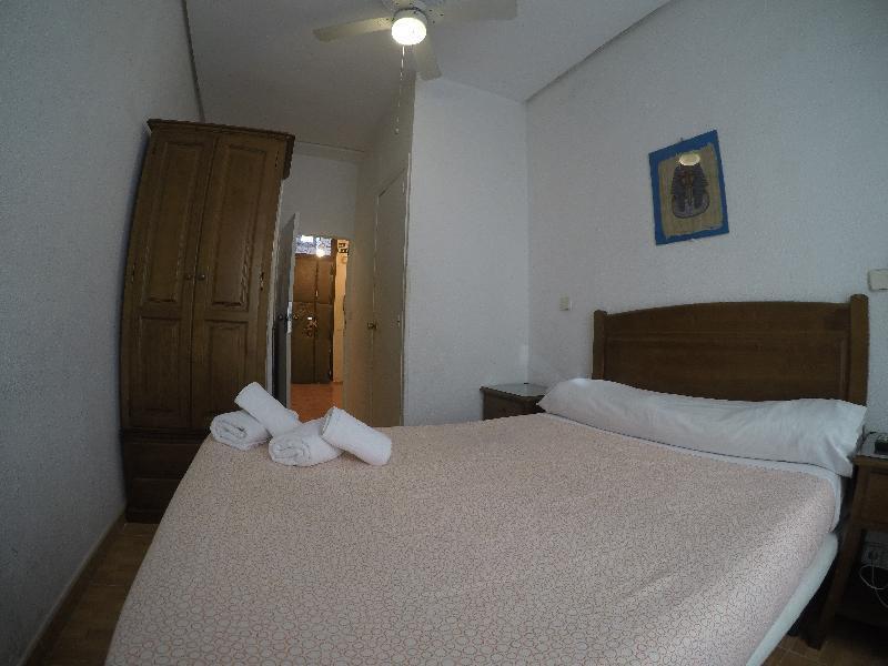 Hostal Los Perales Madrid Buitenkant foto A bedroom in a hotel