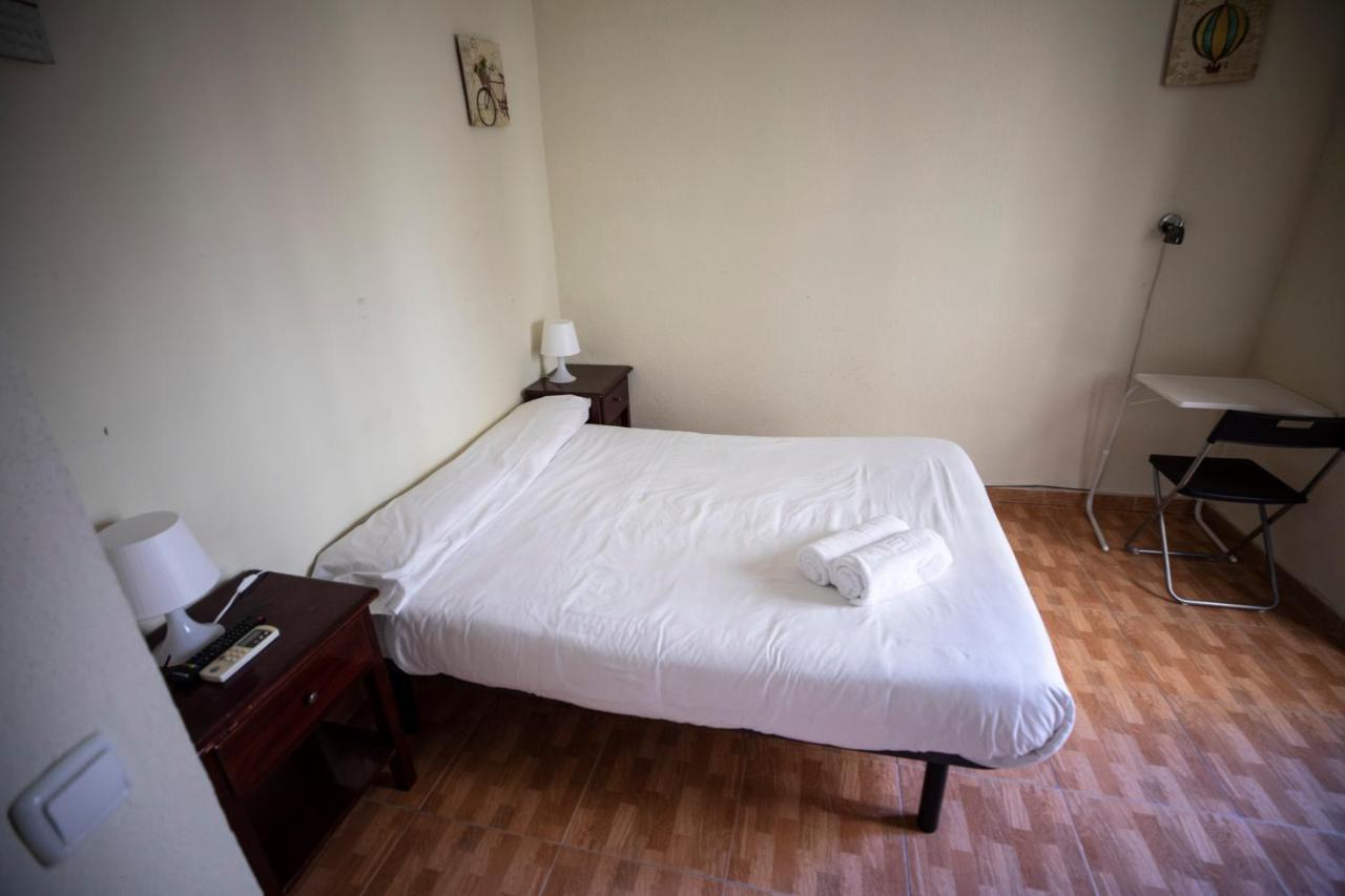 Hostal Los Perales Madrid Buitenkant foto A room at the hotel