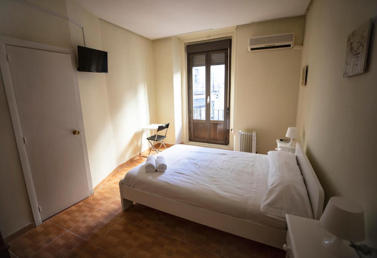 Hostal Los Perales Madrid Buitenkant foto A room at the hotel