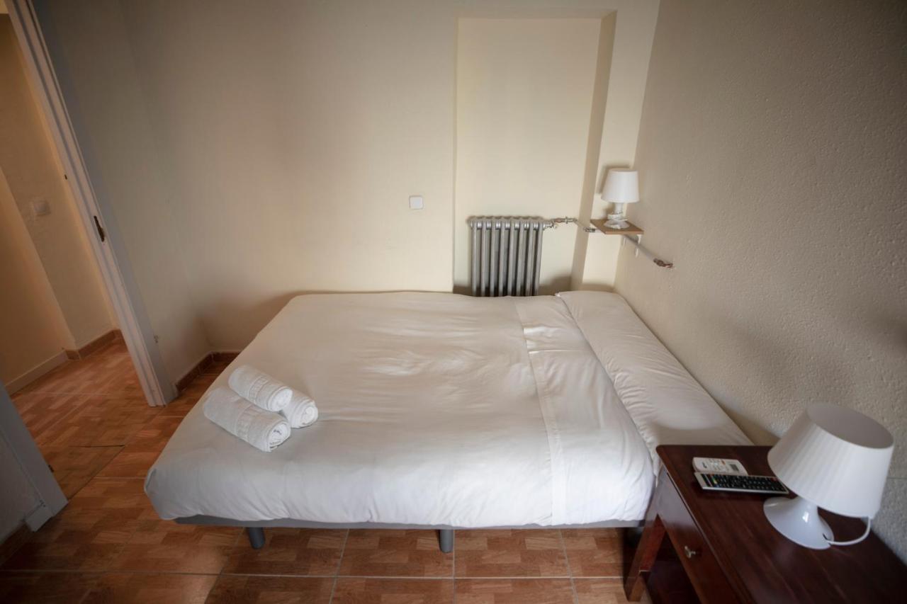 Hostal Los Perales Madrid Buitenkant foto A room at the hotel