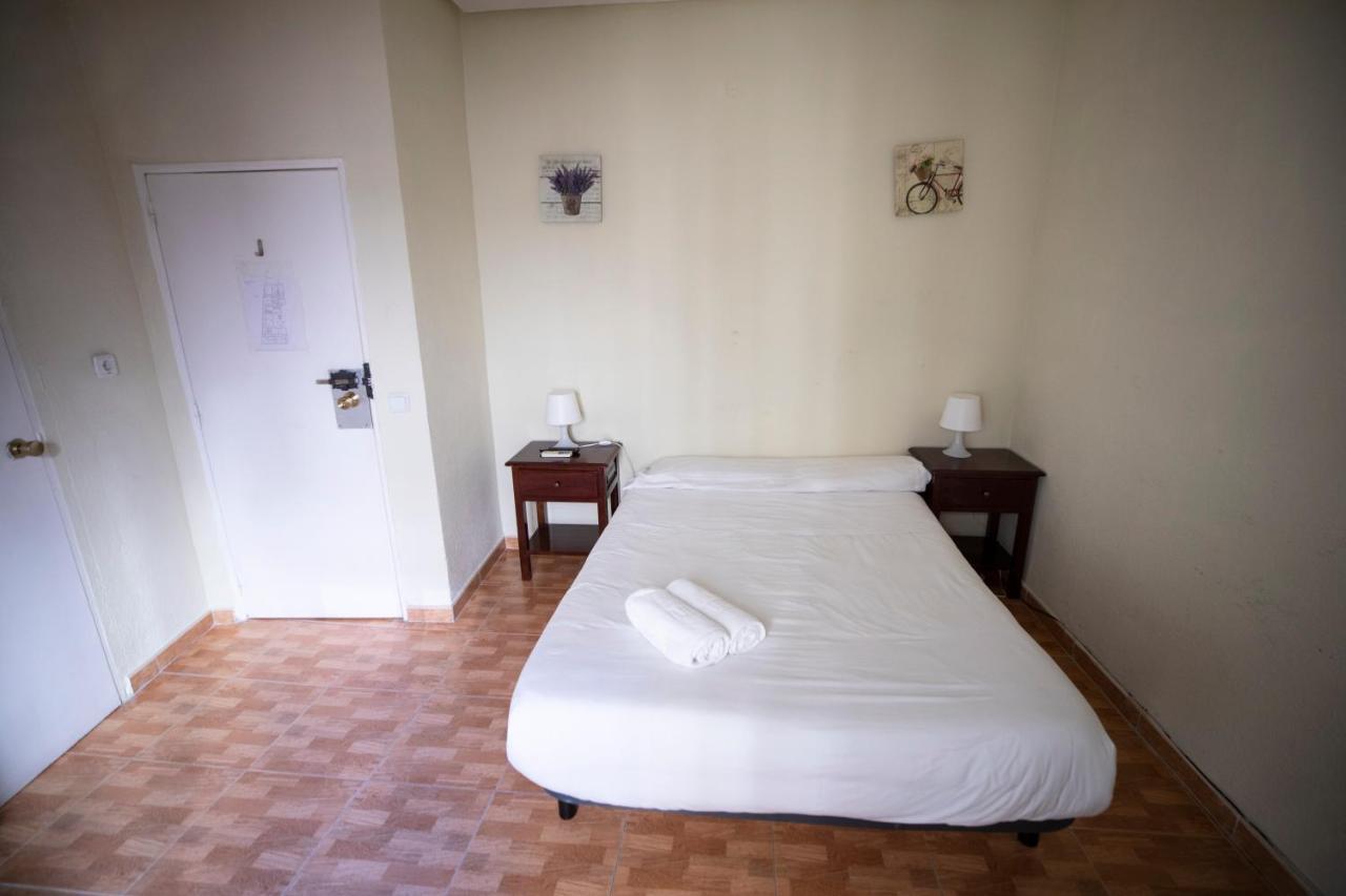 Hostal Los Perales Madrid Buitenkant foto A room at the hostel
