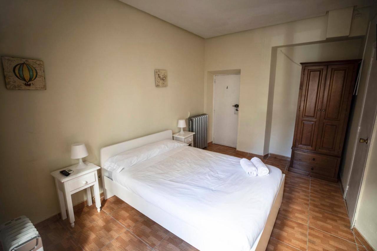 Hostal Los Perales Madrid Buitenkant foto A room at the hotel