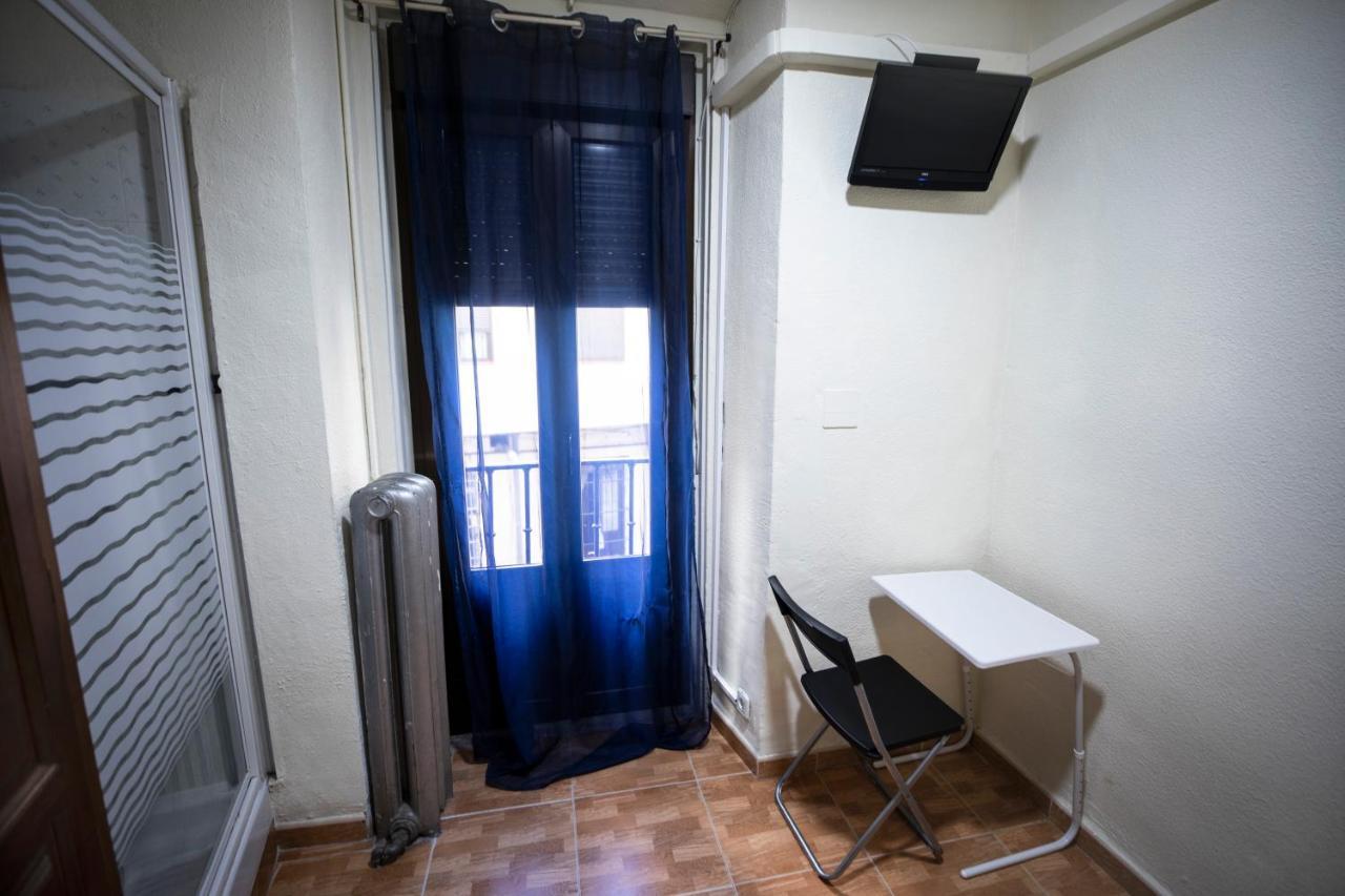 Hostal Los Perales Madrid Buitenkant foto A room at the hostel