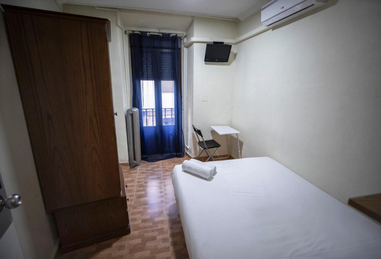 Hostal Los Perales Madrid Buitenkant foto A room at the hostel