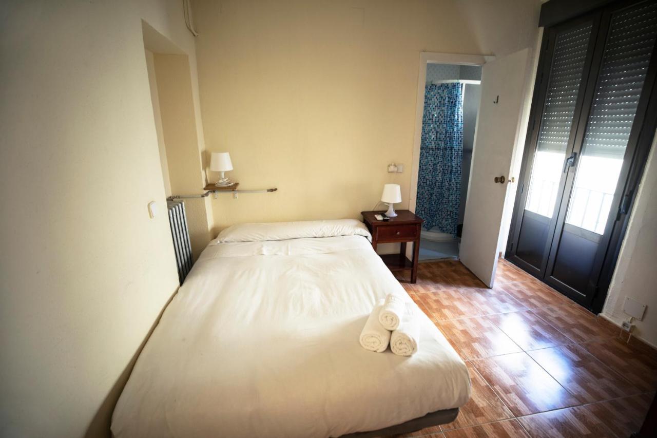 Hostal Los Perales Madrid Buitenkant foto A single room in a hotel
