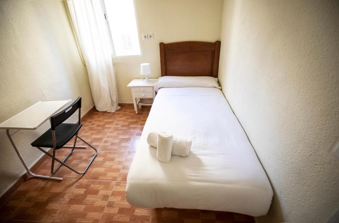 Hostal Los Perales Madrid Buitenkant foto A single room in a Spanish hotel