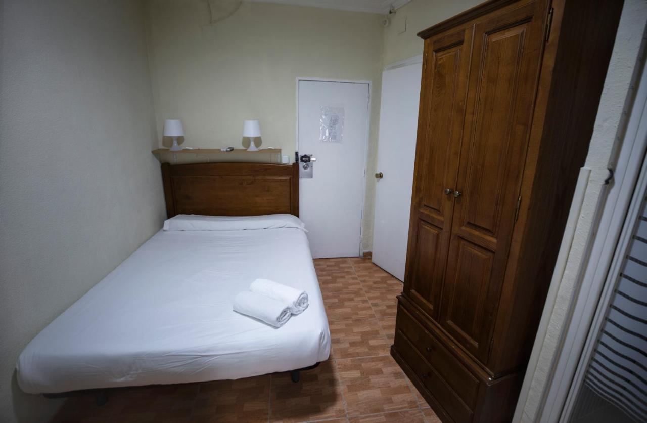 Hostal Los Perales Madrid Buitenkant foto A room at the hotel