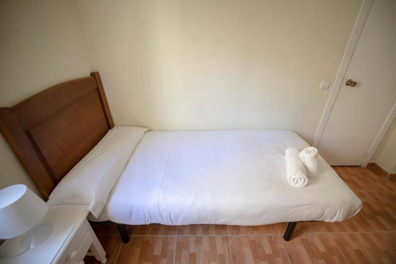 Hostal Los Perales Madrid Buitenkant foto A single bed