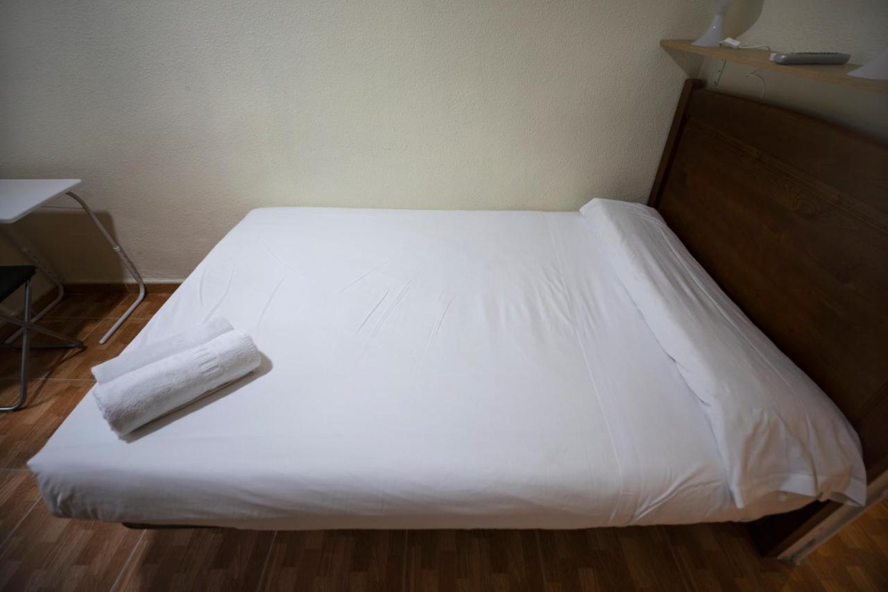 Hostal Los Perales Madrid Buitenkant foto A bed with a sheet