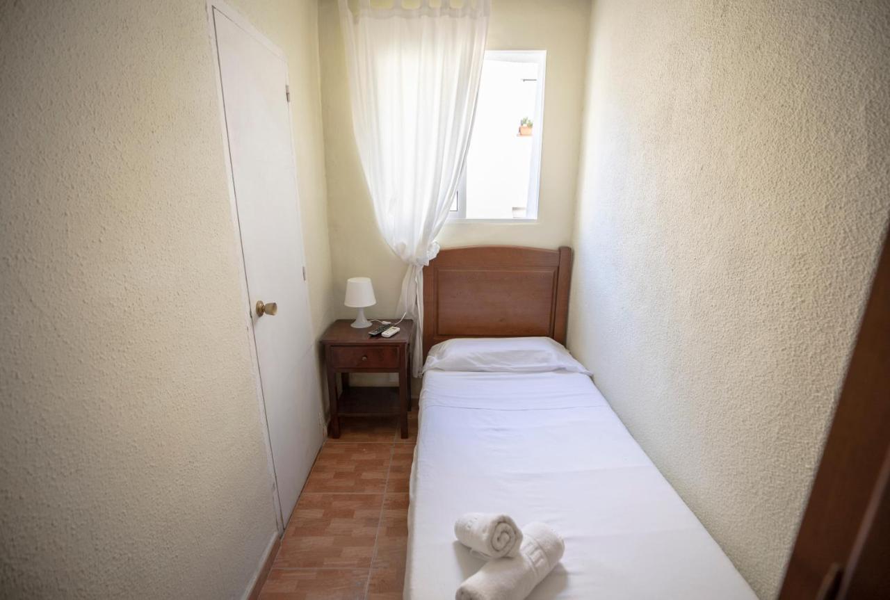 Hostal Los Perales Madrid Buitenkant foto A single room
