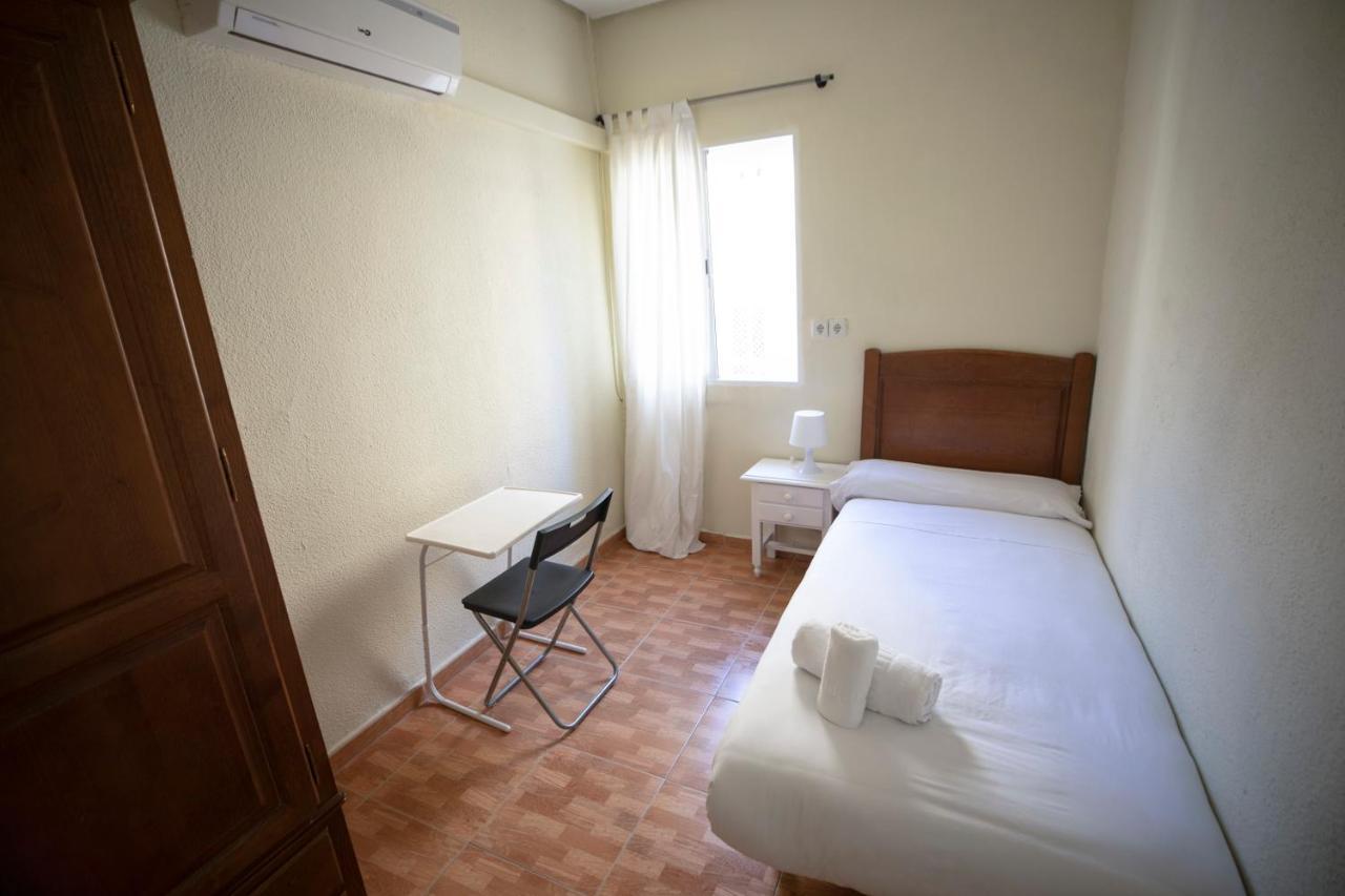 Hostal Los Perales Madrid Buitenkant foto A single room at a hostel in Spain