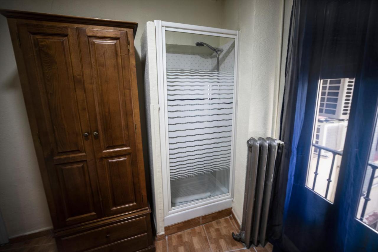 Hostal Los Perales Madrid Buitenkant foto A shower enclosure