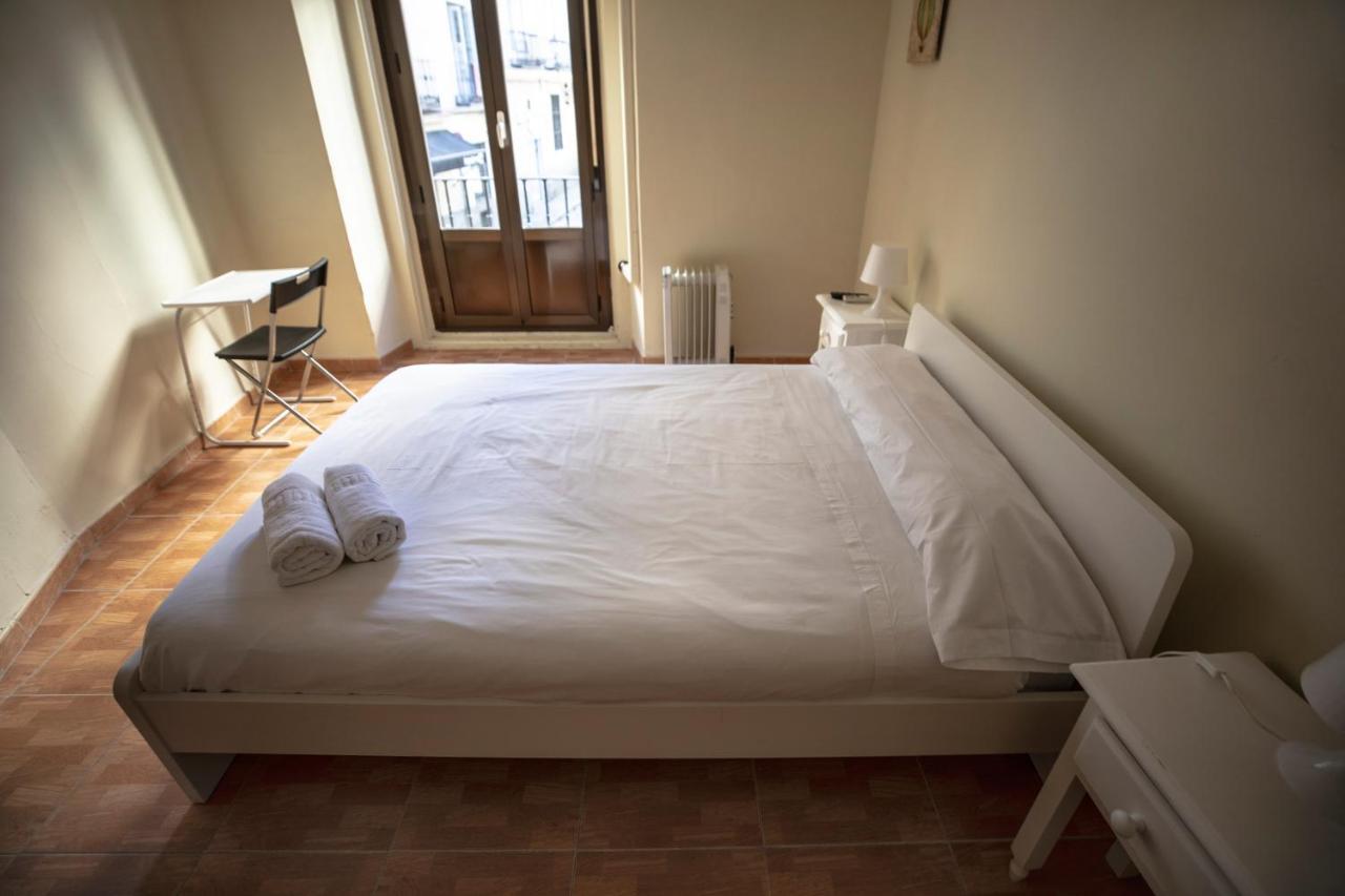 Hostal Los Perales Madrid Buitenkant foto A bedroom