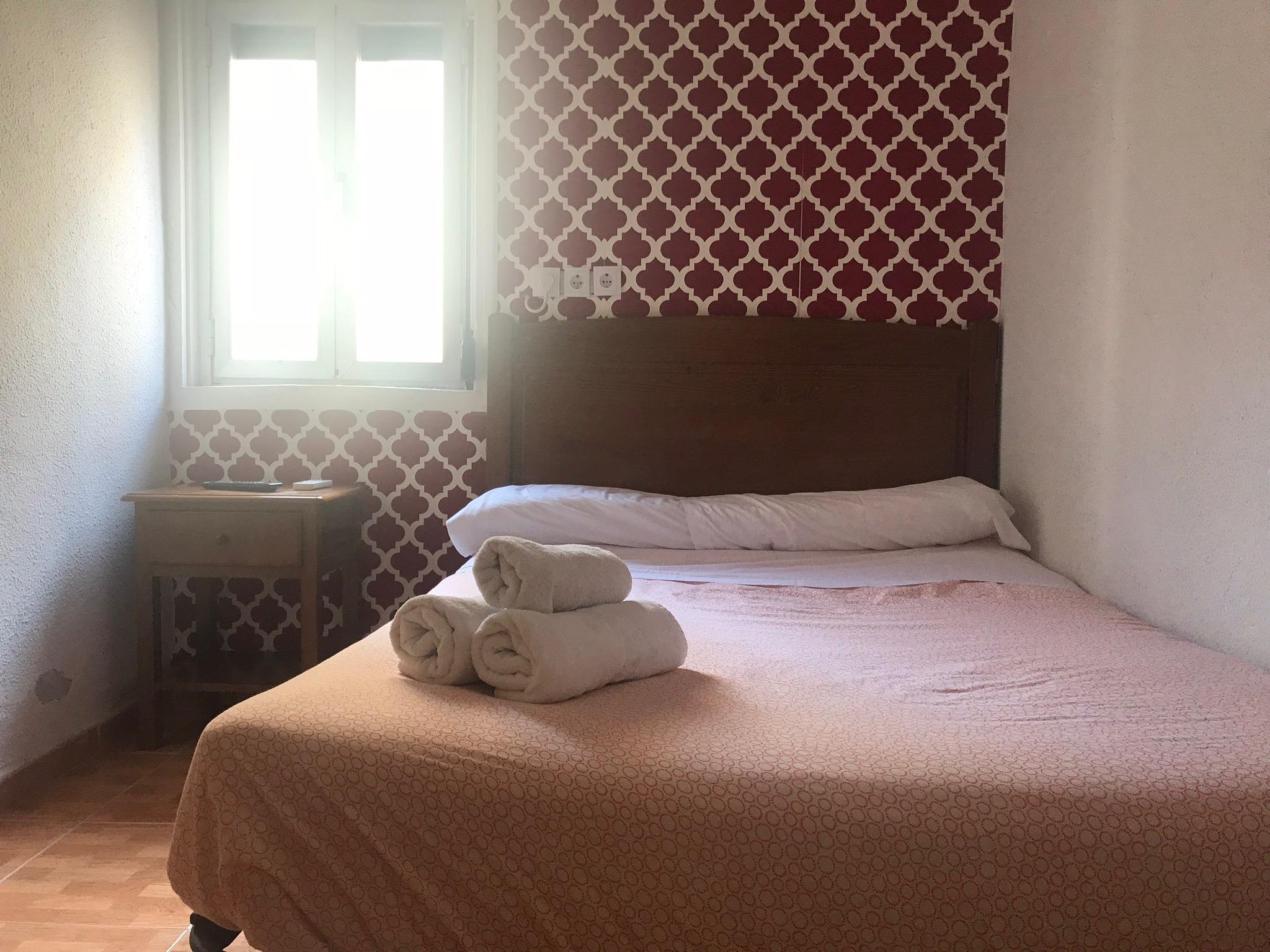 Hostal Los Perales Madrid Buitenkant foto A guest room at the hotel