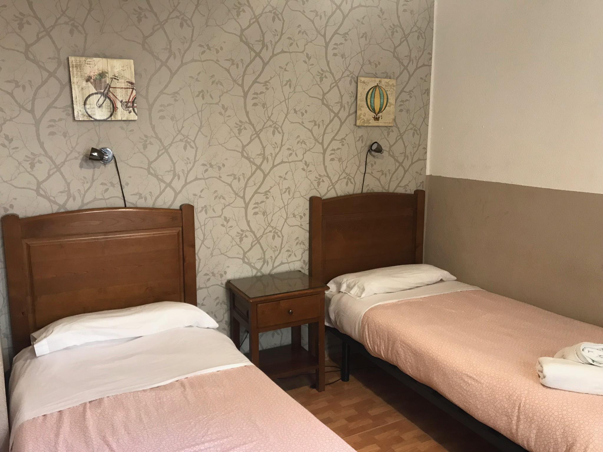 Hostal Los Perales Madrid Buitenkant foto A room at the hotel