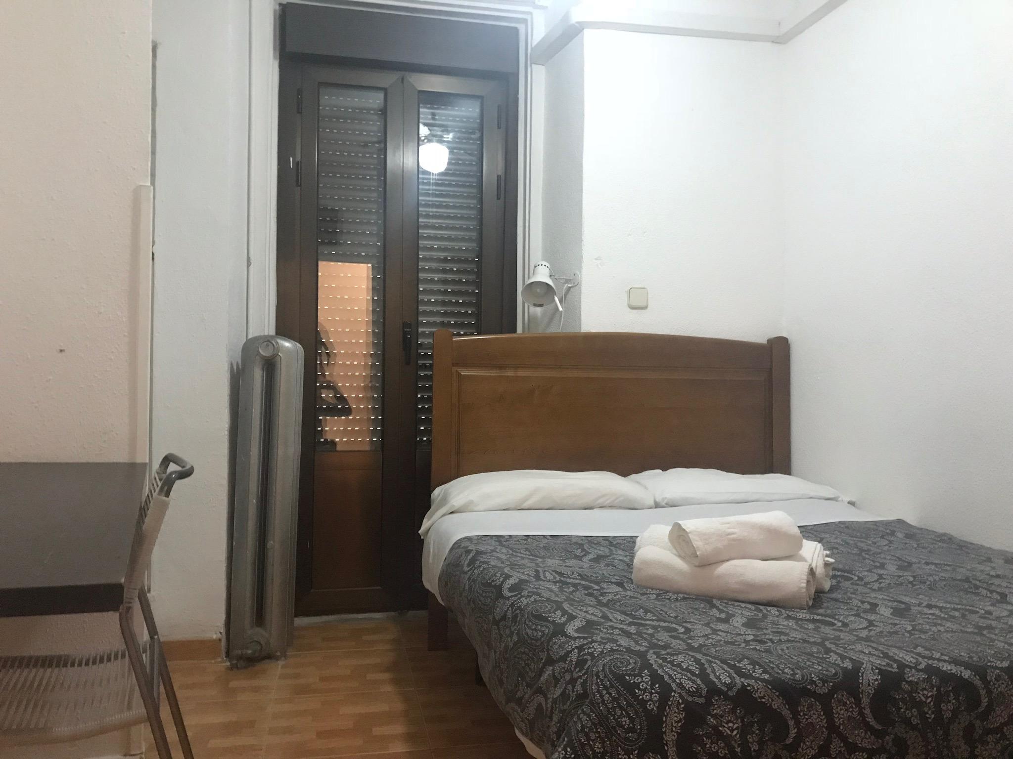 Hostal Los Perales Madrid Buitenkant foto A room at the hostel