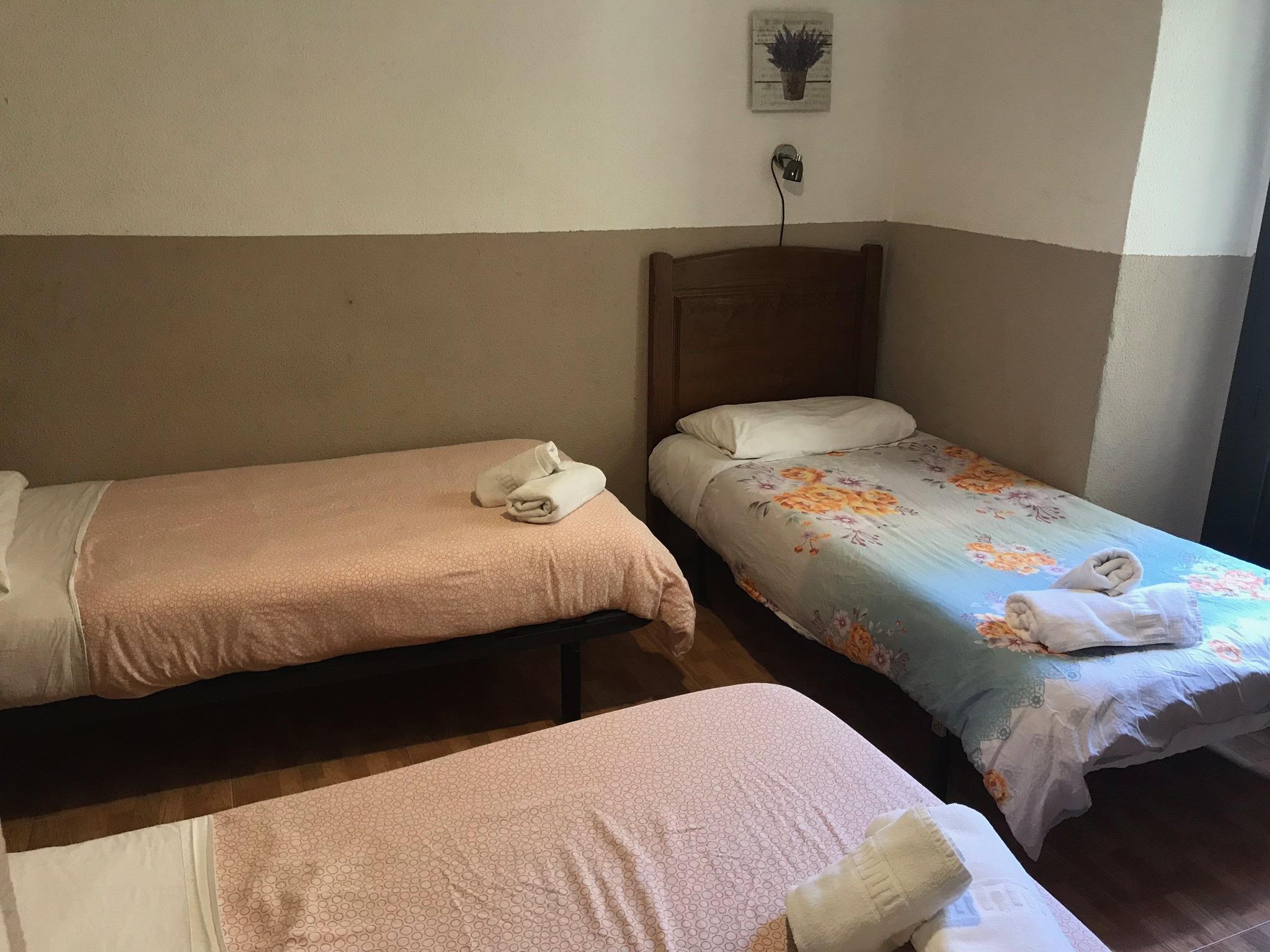 Hostal Los Perales Madrid Buitenkant foto A room at the hotel