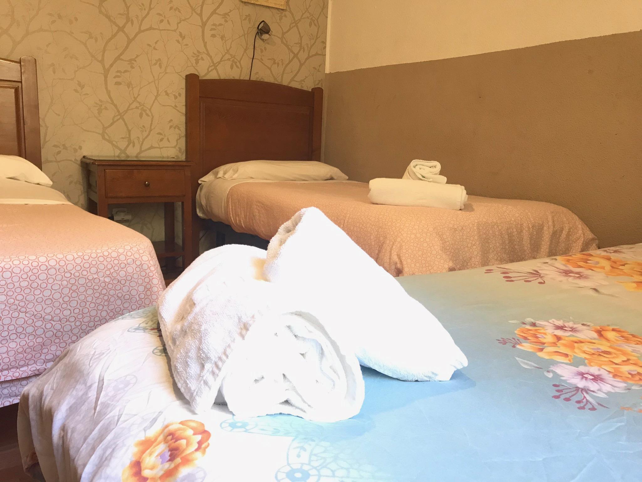 Hostal Los Perales Madrid Buitenkant foto A room at the hotel