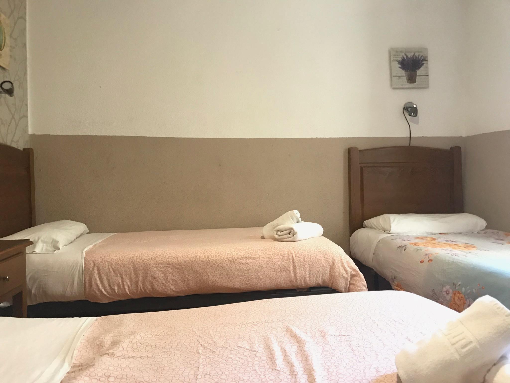 Hostal Los Perales Madrid Buitenkant foto A room at the hotel