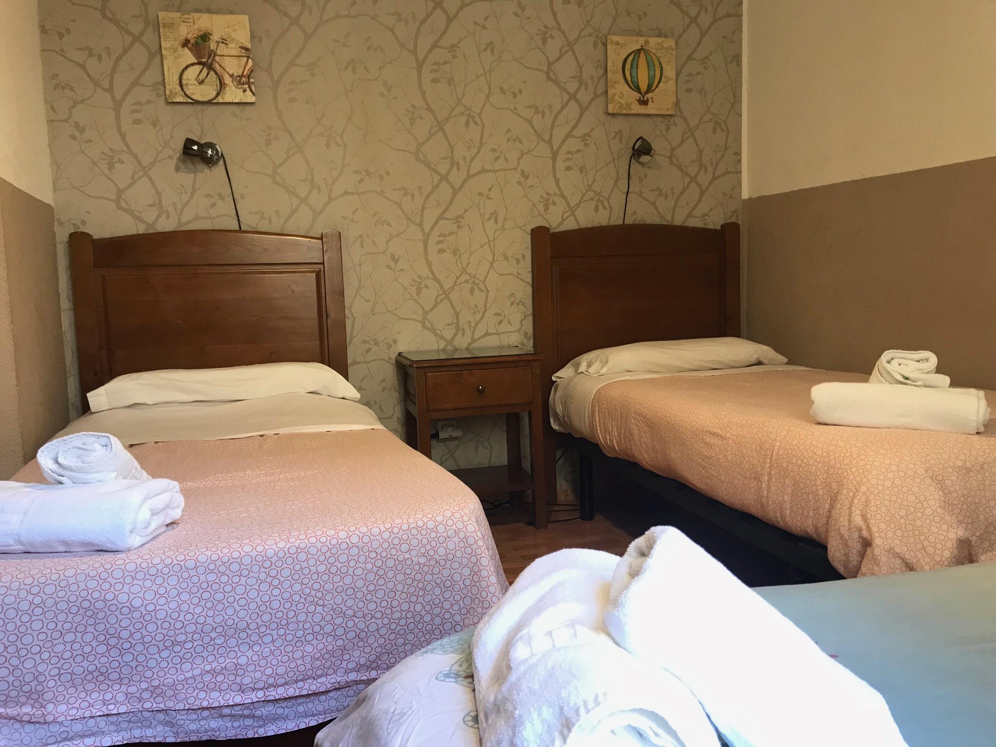 Hostal Los Perales Madrid Buitenkant foto A typical room at the hotel