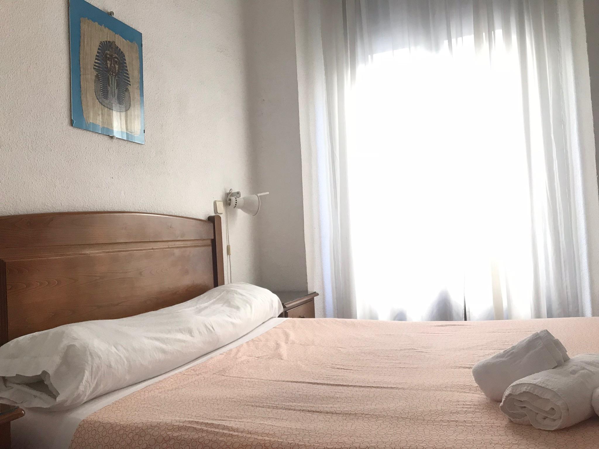 Hostal Los Perales Madrid Buitenkant foto A bedroom in a hotel