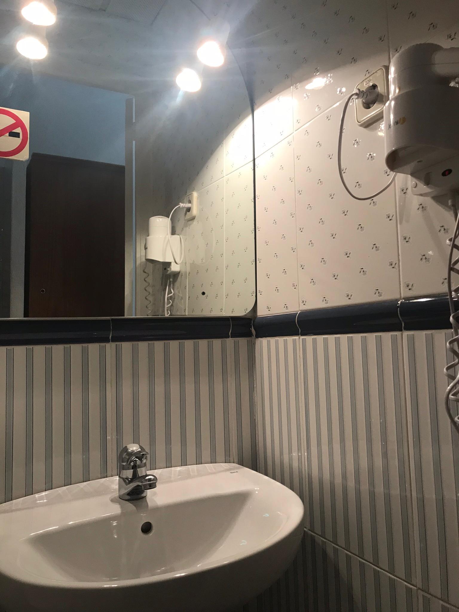 Hostal Los Perales Madrid Buitenkant foto A shower in a hotel bathroom