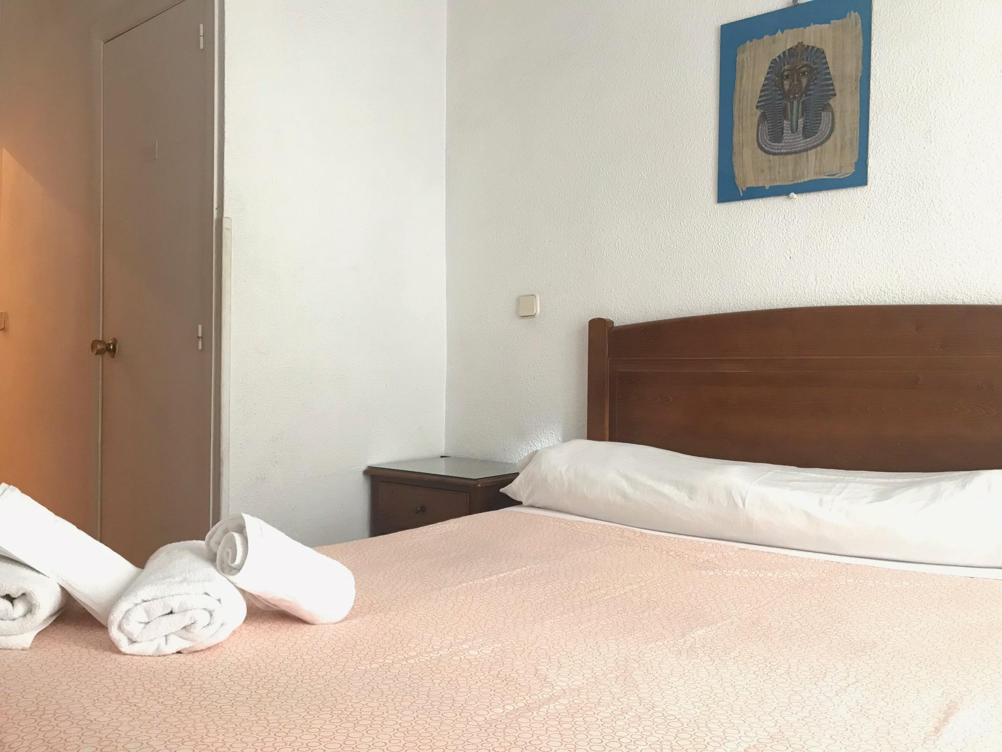 Hostal Los Perales Madrid Buitenkant foto A bedroom at the hotel