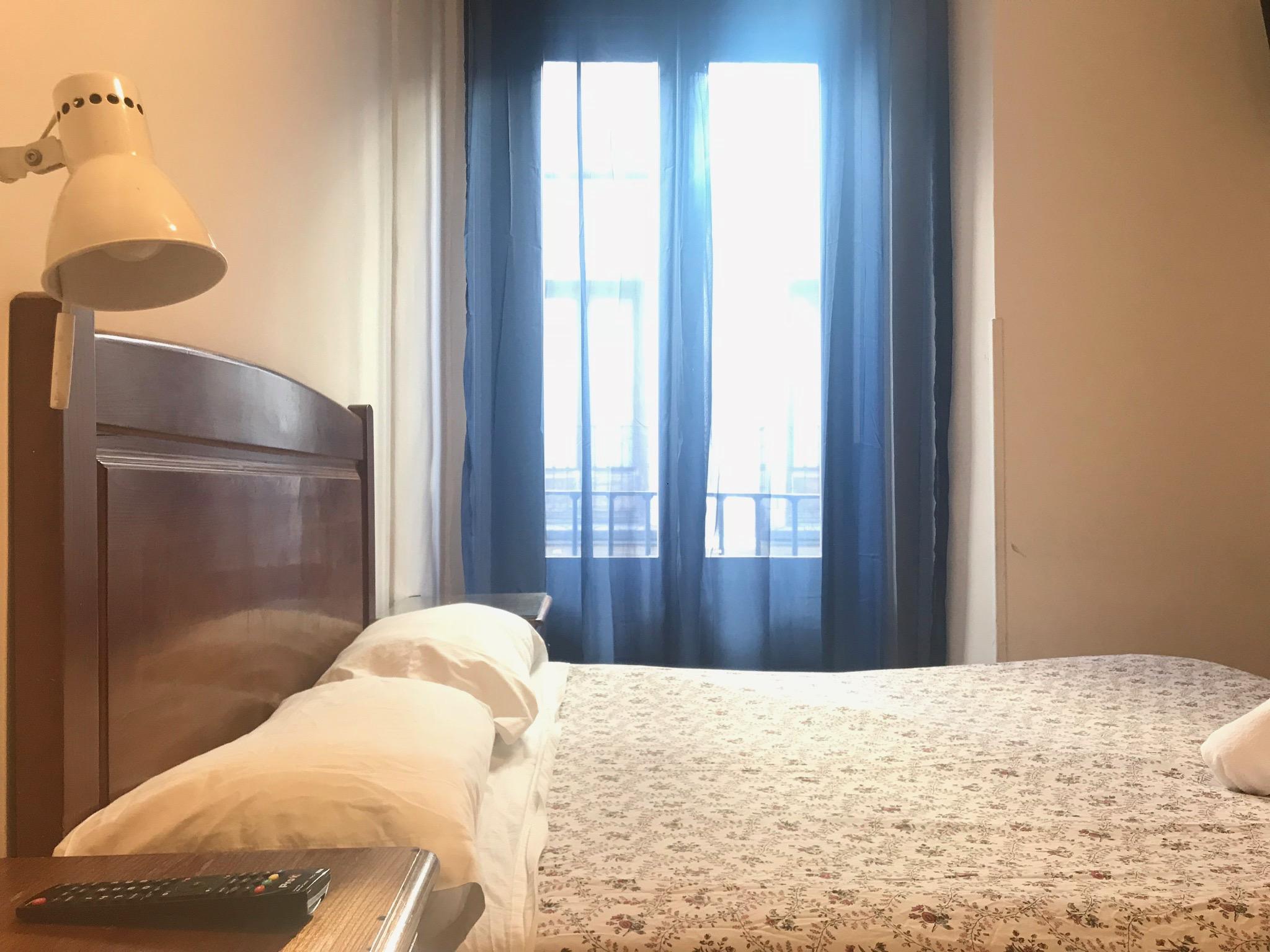 Hostal Los Perales Madrid Buitenkant foto A bedroom in a hotel