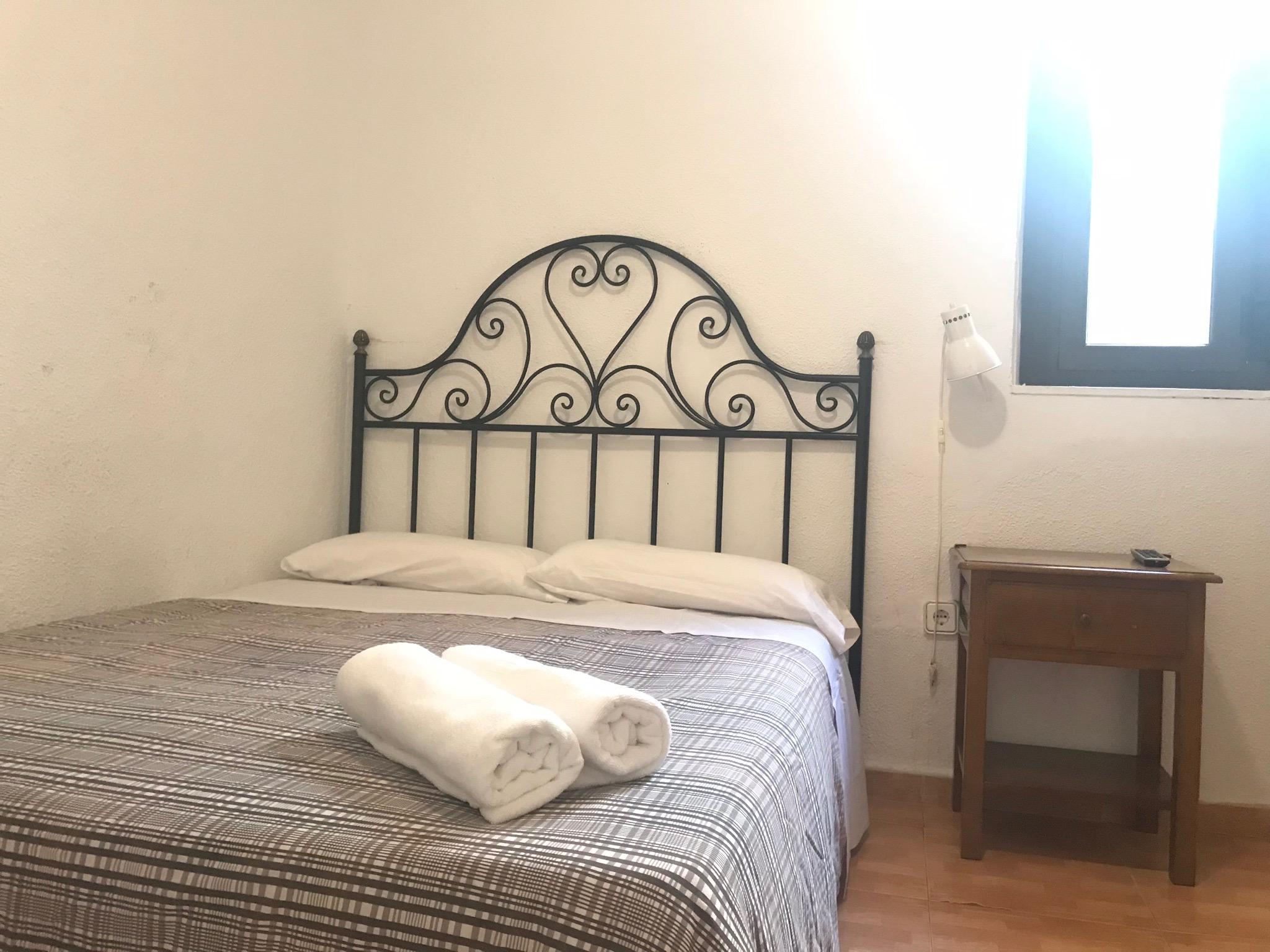 Hostal Los Perales Madrid Buitenkant foto A guest room at the hotel