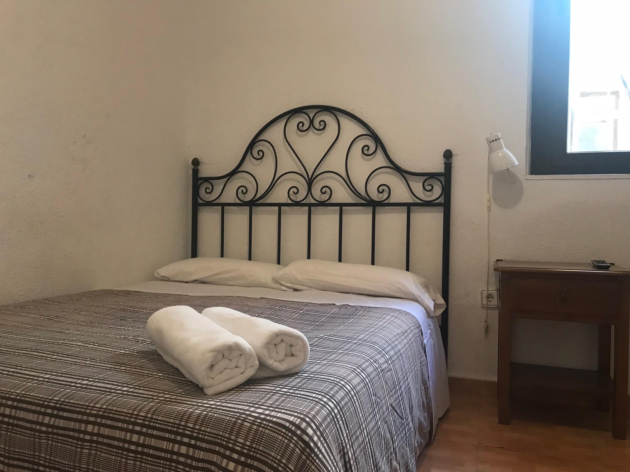 Hostal Los Perales Madrid Buitenkant foto A guest room at the hotel