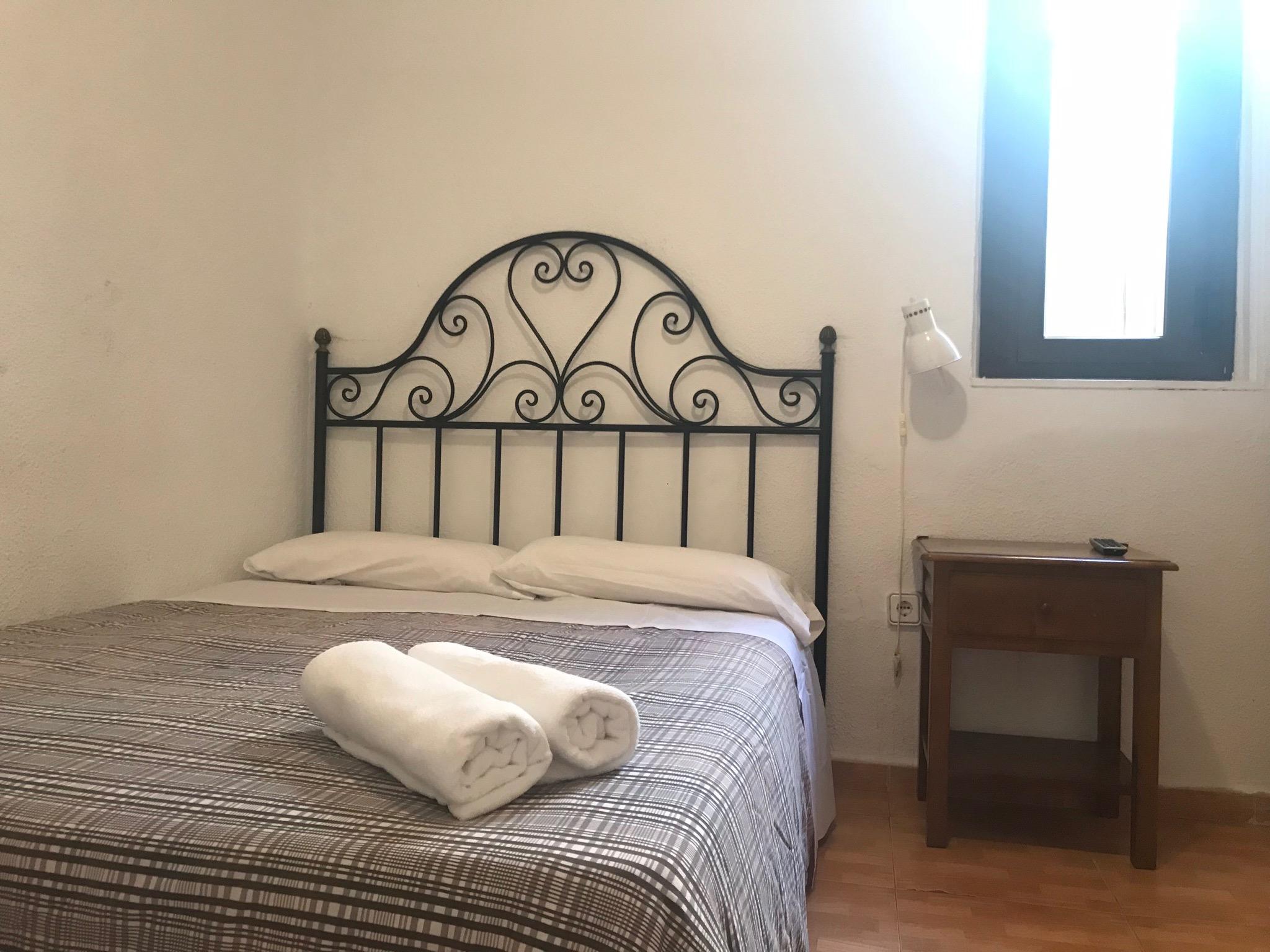 Hostal Los Perales Madrid Buitenkant foto A bedroom in a hostel