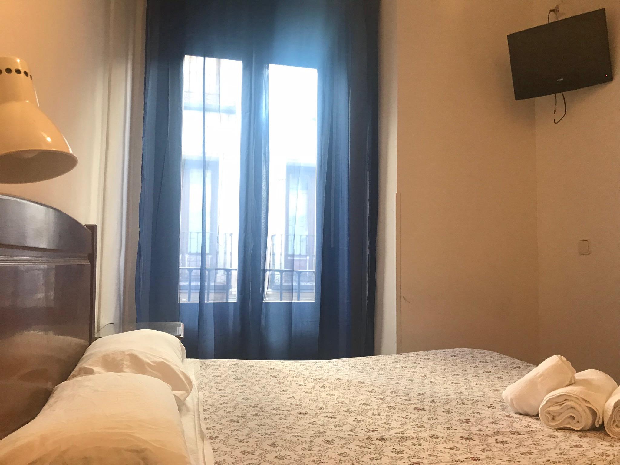 Hostal Los Perales Madrid Buitenkant foto A room at the hotel