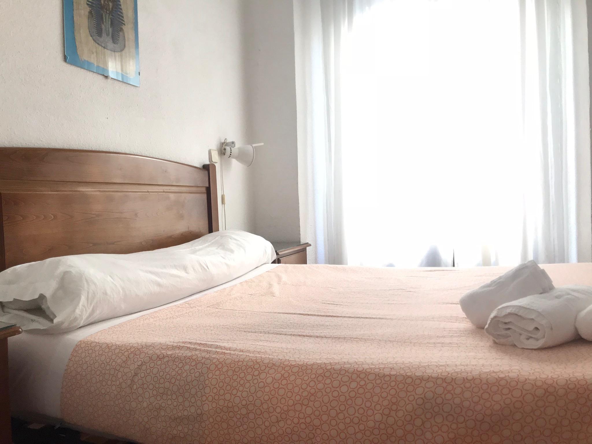 Hostal Los Perales Madrid Buitenkant foto A bed