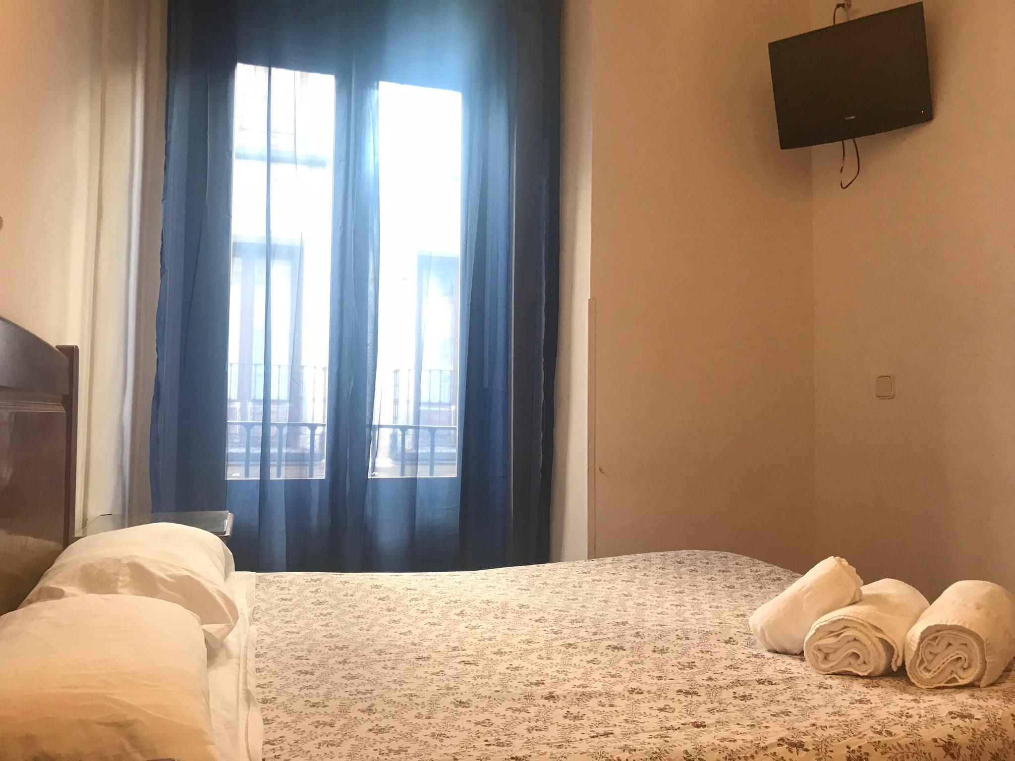 Hostal Los Perales Madrid Buitenkant foto A room at the hotel