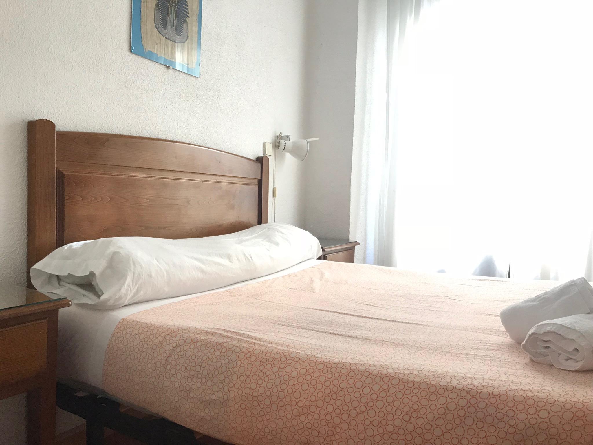 Hostal Los Perales Madrid Buitenkant foto A bed