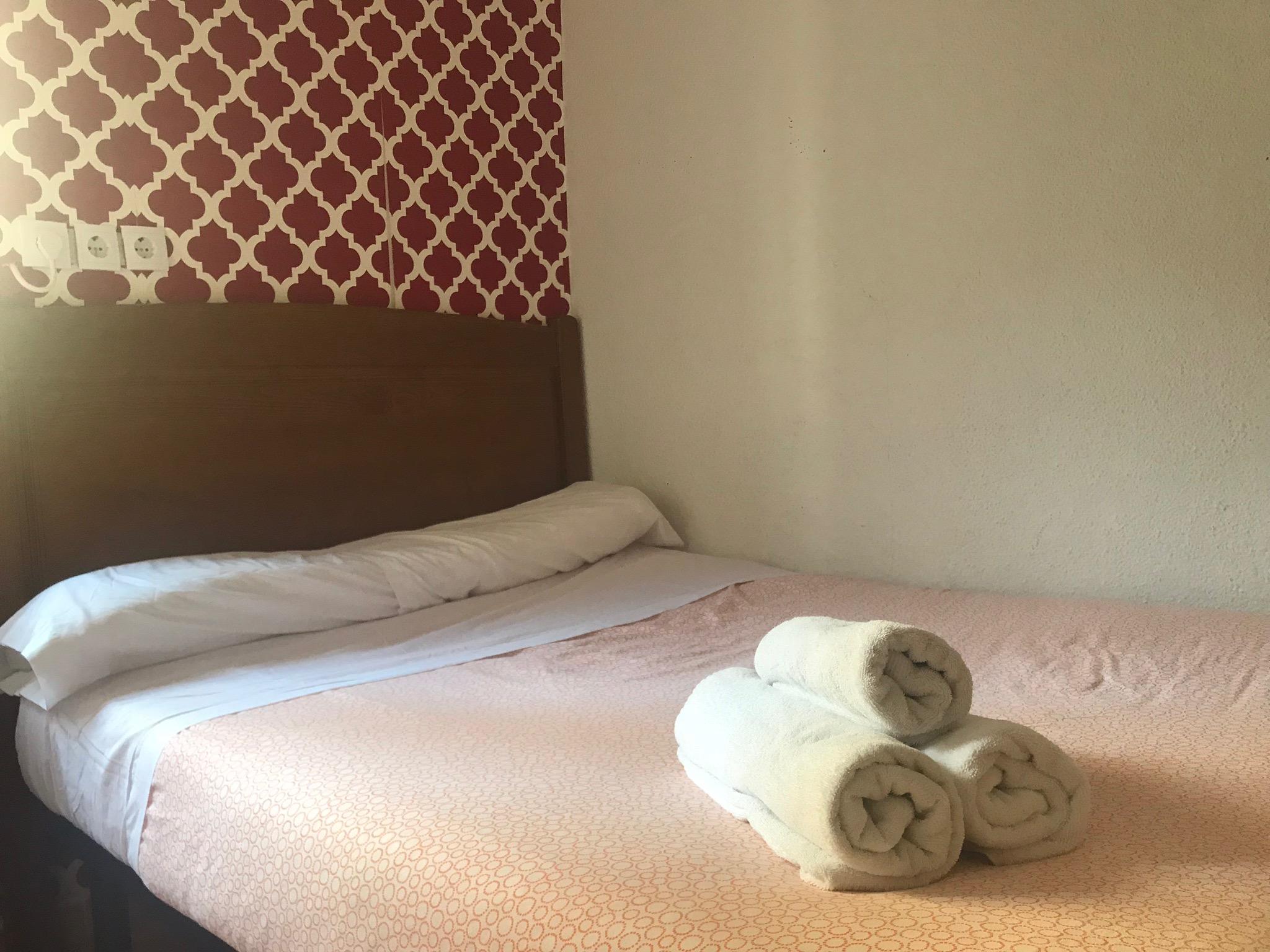 Hostal Los Perales Madrid Buitenkant foto A bed with towels