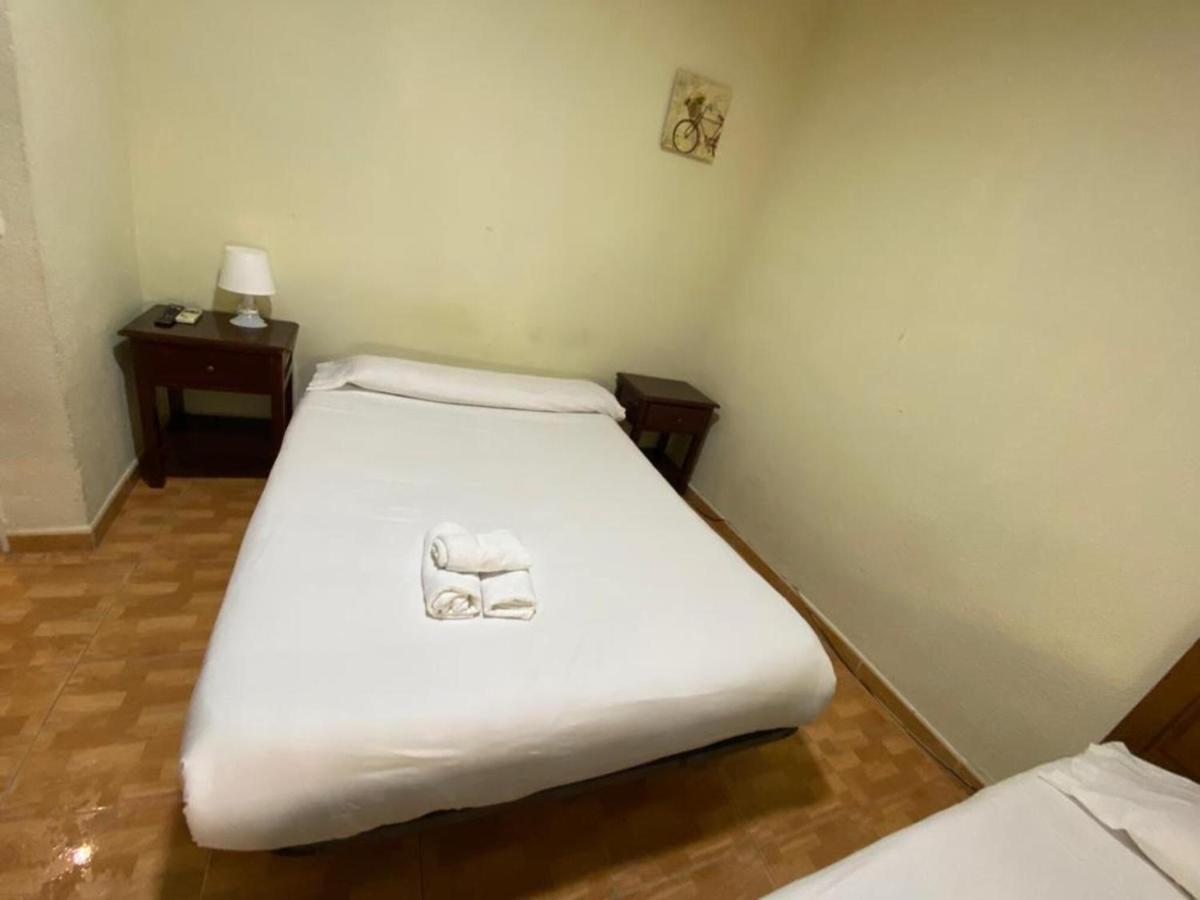 Hostal Los Perales Madrid Buitenkant foto A single bed