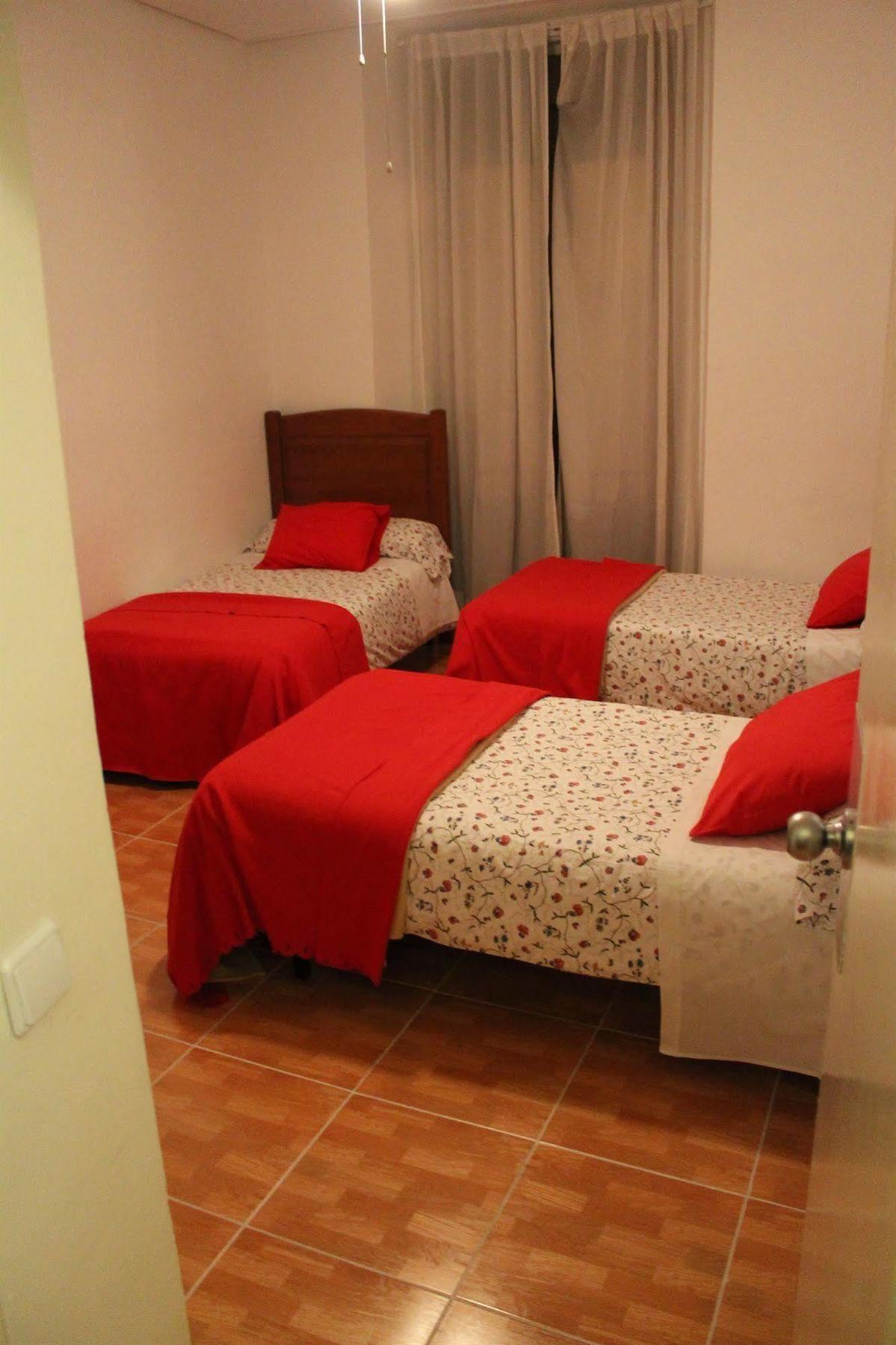 Hostal Los Perales Madrid Buitenkant foto A room at the hostel