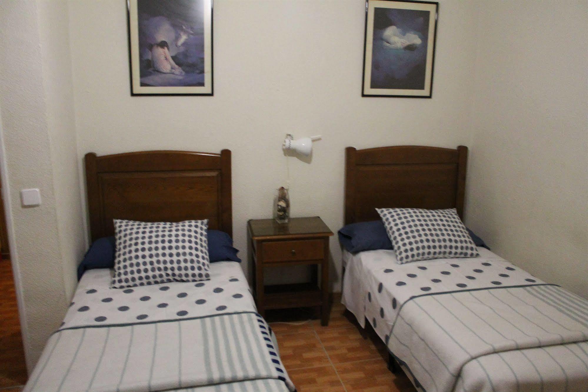 Hostal Los Perales Madrid Buitenkant foto A bedroom with two single beds