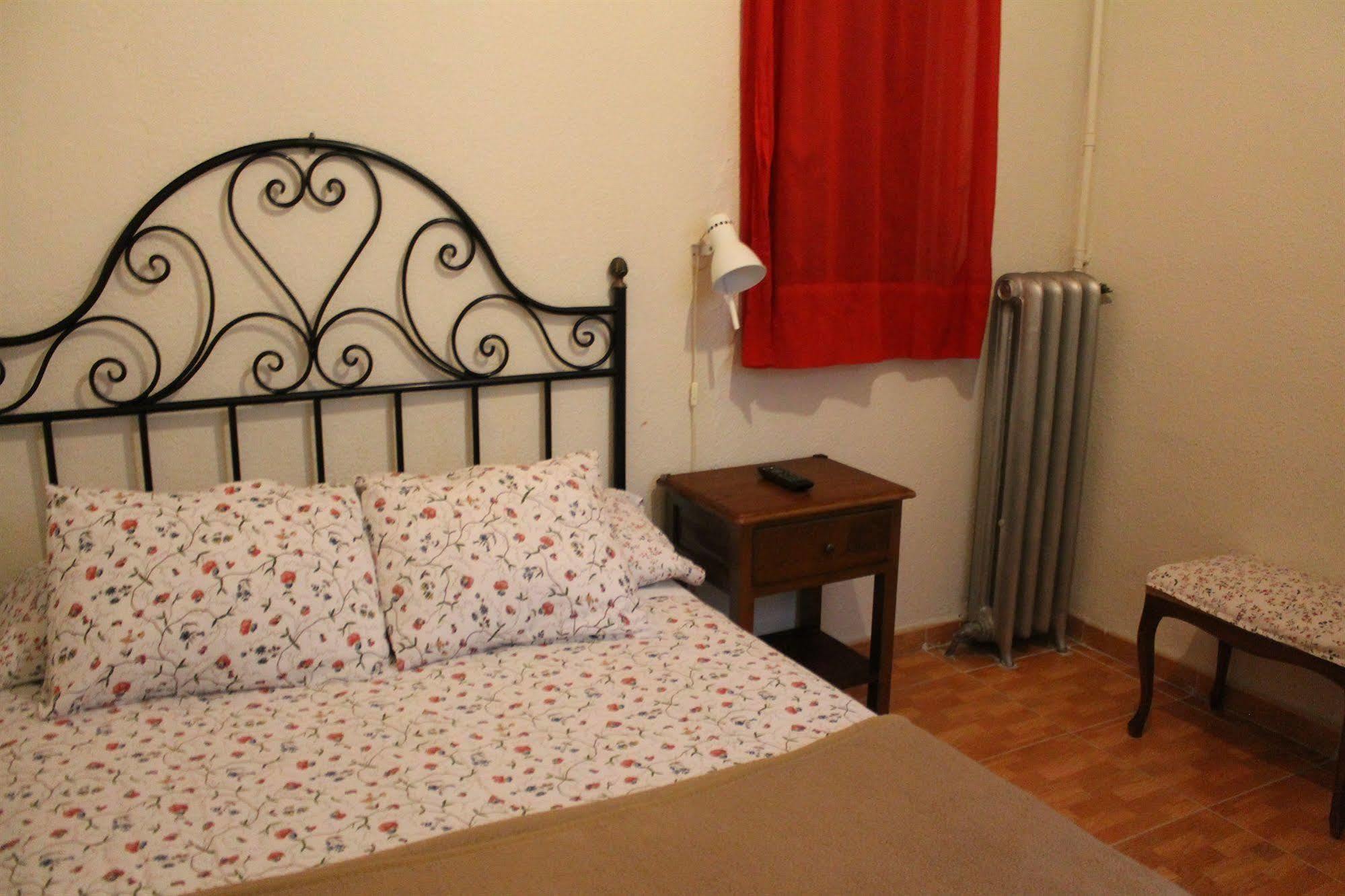 Hostal Los Perales Madrid Buitenkant foto A bedroom in a typical Italian house