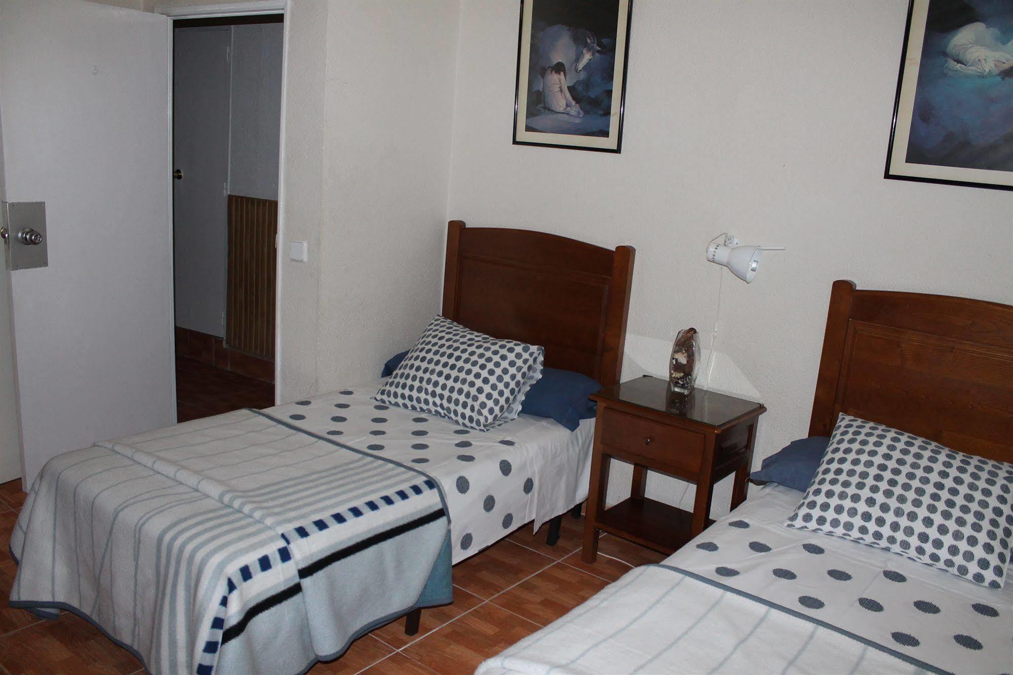 Hostal Los Perales Madrid Buitenkant foto A typical bedroom