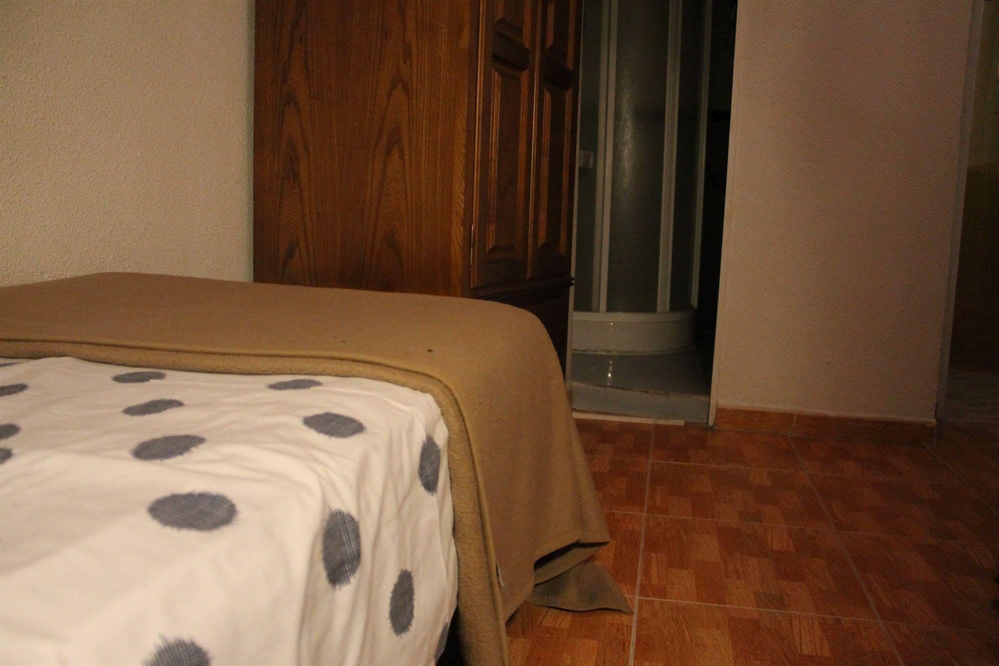 Hostal Los Perales Madrid Buitenkant foto A bed with a sábanas
