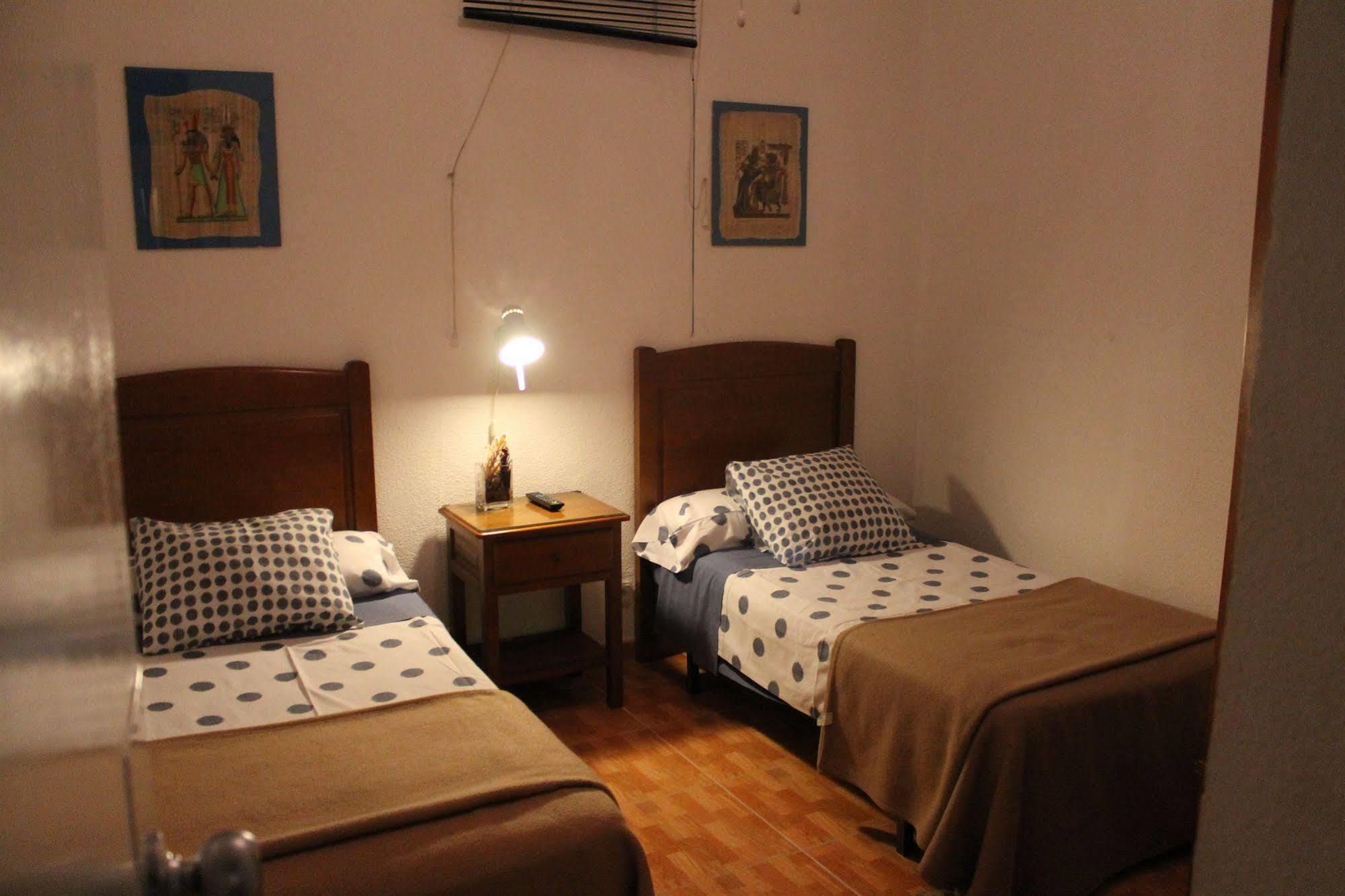 Hostal Los Perales Madrid Buitenkant foto A room at the hostel
