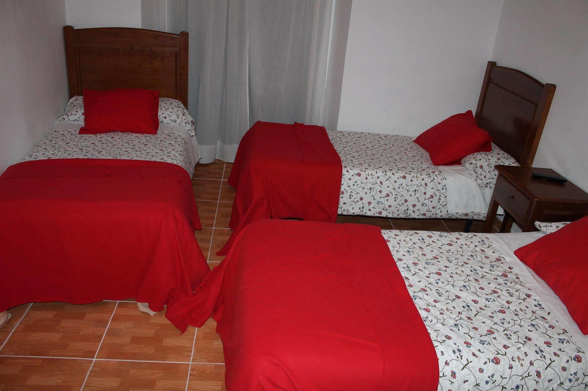 Hostal Los Perales Madrid Buitenkant foto A typical bedroom in a hostal