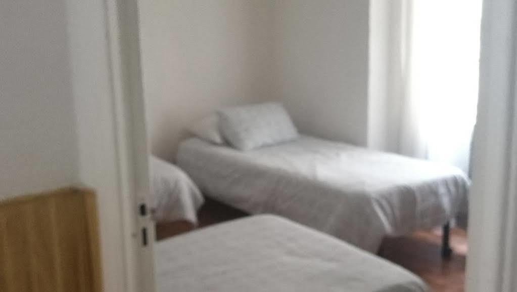 Hostal Los Perales Madrid Buitenkant foto A typical room at the hostel
